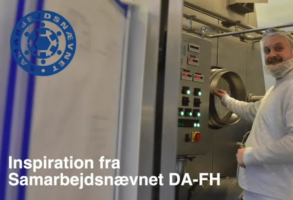 Smilende mand står ved maskine på en fabrik