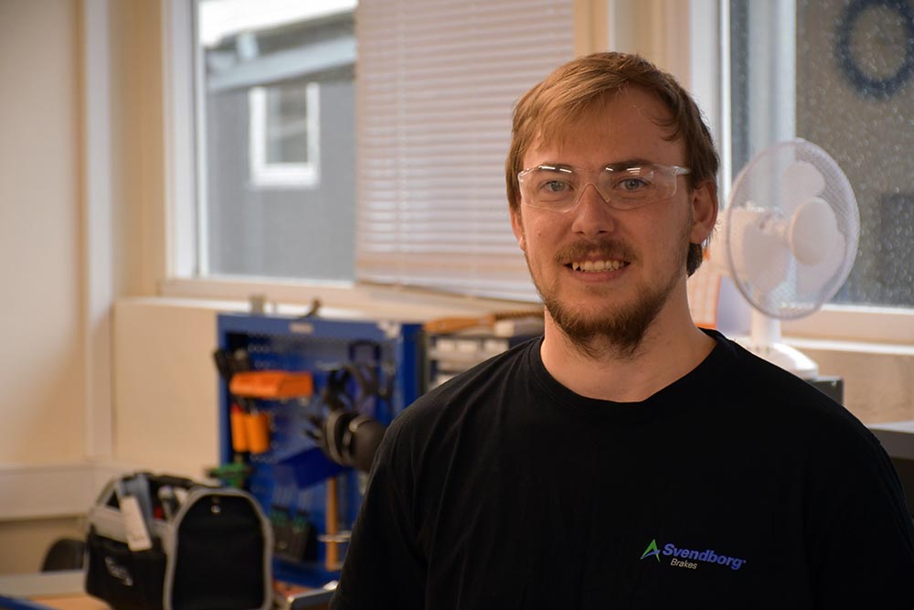 Ung mand som er lærling hos Svendborg Brakes