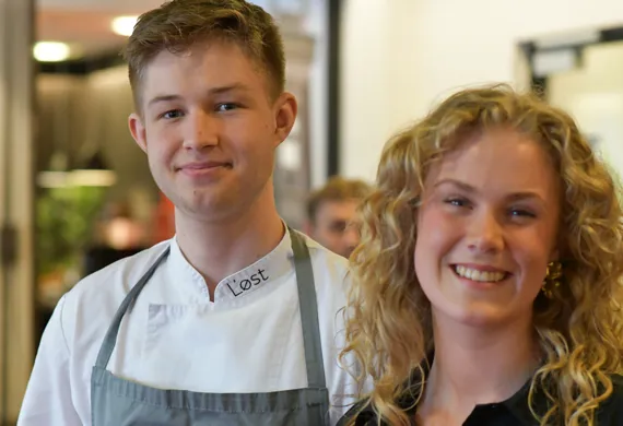 Ung kokkeelev og en tjener, som er ansat hos Scandic Århus
