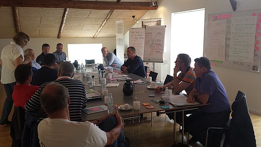 Personer afholder møde 