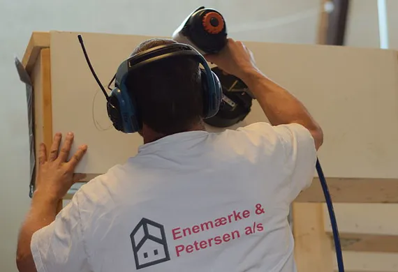Ansat hos Enemærke & Petersen bore i væg