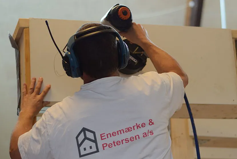 Ansat hos Enemærke & Petersen bore i væg